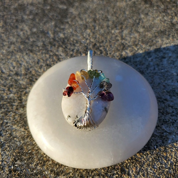 GIFT IDEA White Dendritic Agate Chakra Pendant - Picture 3 of 8